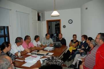 Imagen de archivo de la reunión del consejero de Política Social del Cabildo, José Miguel Álamo, con miembros de la RSPJ