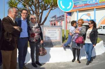 Familiares de Juan Rodríguez posan delante del monolito con el nombre del exconcejal en la glorieta del Cruce de Melenara (Foto TA)