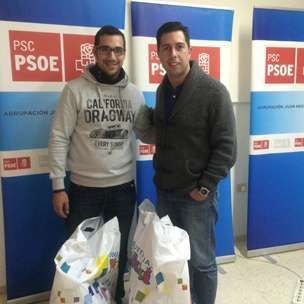 Alejandro Ramos entrega a un representante de Aldeas Infantiles los juguetes recolectados (Foto TA)