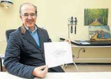 Pablo Antonio Morales muestra la invitación cursada por el colectivo vecinal (Foto C7)