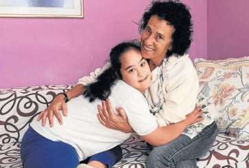 Natalia con su madre (Foto C7)