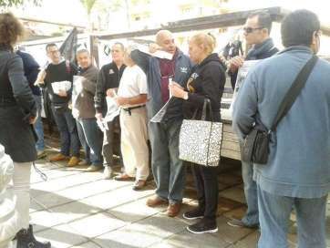 Plataformas ciudadanas se concentraron ante las puertas del Juzgado en apoyo de Begoña Pérez y sus tres hijas (Foto TA)