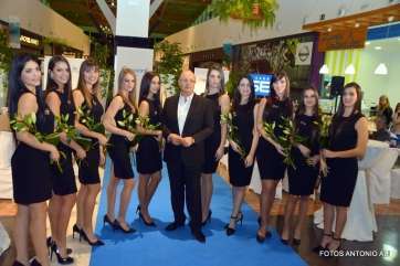 El diseñador Fernando Méndez con las jóvenes preseleccionadas (Foto Antonio Alí)