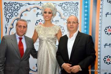 Estevez, entre el director de Alcampo Telde (i) y el diseñador Fernando Méndez