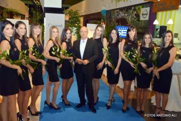 Las diez candidatas junto a Fernando Méndez (Foto Antonio Alí) 