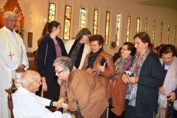 Feligreses felicitan a José Manuel Ruiz después de la misa presidida por el obispo Francisco Cases (Foto TA)