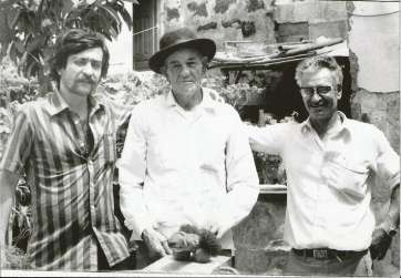 Adolfo Santana (i), con dos personajes de sus reportajes (Foto TA)