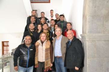 Grupo de visitantes junto a la alcaldesa, el edil de Cultural y Pedro Fleitas (Foto TA)