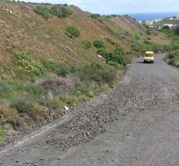 Mal estado de la vía de acceso al barrio (Foto TA)