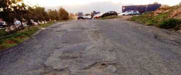 Estado calamitoso del vial de acceso a la Escuela Oficial de Idiomas y CEP de Telde (Foto TA)