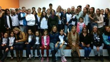 Políticos del PP con miembros de ambas comparsas de Jinámar (Foto TA)