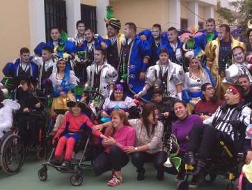 Los nietos de Sary Mánchez  compartieron este lunes un rato con los alumnos del CPEE TIPCI de La Matula (Foto TA)