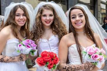Tres guapas vestidas de novia (Foto José Francisco Fernández Belda)