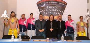 Los pregoneros junto a la alcaldesa, el edil de Festejos y el director artístico, este jueves en la rueda de prensa (Foto TA)