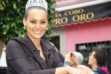 En la imagen, Suna Emboirik, reina del Carnaval 2014 de Telde (Foto TA)