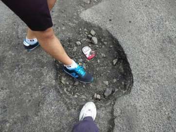 Socavón profundo en una calle de La Garita (Foto TA)