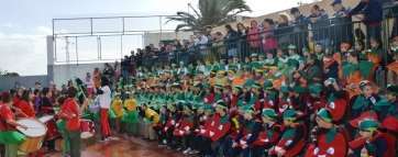 Alumnos y profesores en la cancha del colegio (Foto TA)