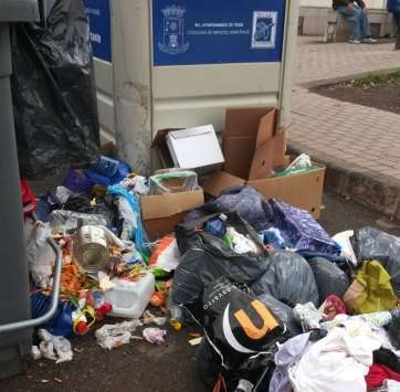 Imagen de la basura acumulado junto a los depósitos de recogida de la calle Alcalde Manuel Amador Rodríguez (Foto TA)