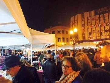 La segunda edición de La Noche de los Vinos obtuvo un gran éxito pese al frío (Foto TA)