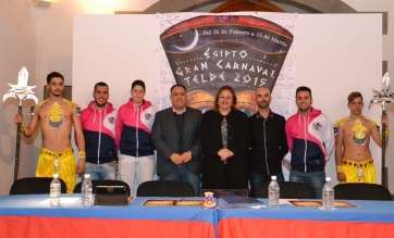 La alcaldesa Mari Carmen Castellano, Agustín Pérez y Minog Ruano, el pasado jueves junto a componentes de Los nietos de Sary Mánchez (Foto TA)