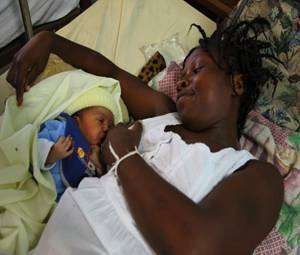 Una madre de Ruanda con su menor (Foto TA)