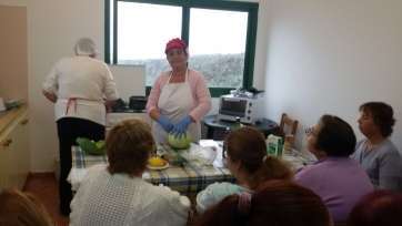 La monitora Yaiza Ojeda prepara los platos (Foto TA)