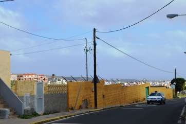 Peligroso poste sobre la acera en el sector alto de El Ejido (Foto TA)