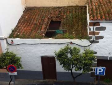 Imagen del inmueble de la calle Conde de la Vega Grande en estado de ruina (Foto TA)