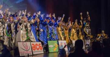 El pregón acabó en una sonora y multitudinaria batucada que levantó al público y puso el colofón a la noche (Foto TA)