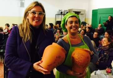 La concejala y la monitora Yaiza Ojeda fueron obsequiadas con unas tallas de la Traída del Agua durante el acto (Foto TA)