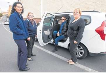 En la imagen, Antonia Lozano, Delia López, Julia Rodríguez (sentada) y Rosa Rodríguez, junto a la licencia 105 (Foto Borja Suárez-C7)