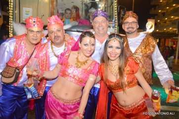 Grupo de mascaritas (Foto Antonio Alí)