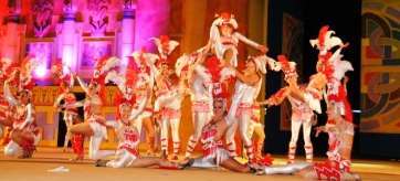 Comparsa sobre el escenario del auditorio José Vélez (Foto Antonio Alí)