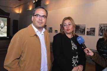 La alcaldesa de Telde y el vicepresidente del Cabildo, en el acto inaugural de la exposición (Foto Antonio Alí)