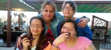 Begoña Pérez con sus tres hijas en Telde (Foto El Mundo)