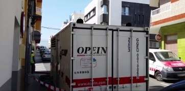 Grupo electrógeno esta mañana en las calles de Las Huesas (Foto TA)