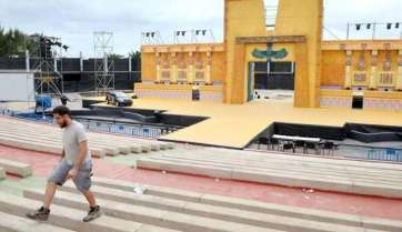 Montaje del escenario en el parque de San Juan (Foto TA)