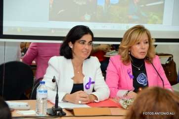 Carolina Darias (i) y la directora del CEPA Telde Casco, Josefina Rodríguez (Foto Antonio Alí)