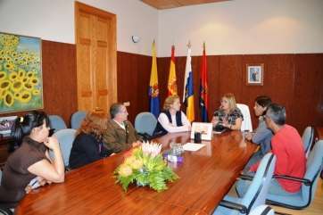 Itahisa y Begoña, esta viernes en Alcaldía con los representantes municipales (Foto TA)