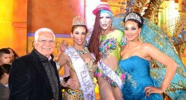 La nueva reina y reinona, con el empresario Juan Diego Falcón y la reina saiente (Foto TA)