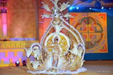 Una de las candidatas sobre el escenario (Foto Antonio Alí)