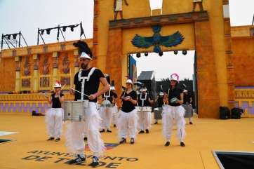 La batucada Rayos de Plata sobre el escenario del auditorio (Foto TA)