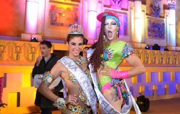 La reina y la reinona, minutos después de ser coronados el pasado viernes (Foto TA)