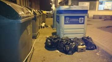 Basura acumulada fuera de los contenedores (Foto TA)