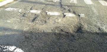 Socavón en la calle Américo Vespucio (Foto TA)