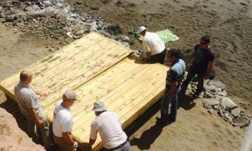 Operarios instalando las plataformas (Foto TA)