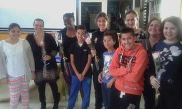 Imagen de alumnos junto a algunas de las protagonistas del acto de este miércoles en 'La Rocha' (Foto TA)