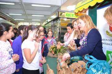 Castellano reparte el desayuno saludable entre los alumnos (Foto TA)