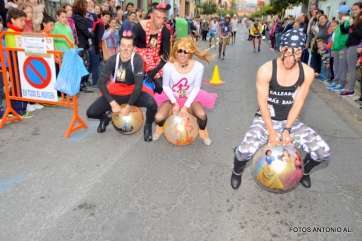 Los tres primeros clasificados durante la prueba, salvando obstáculos (Foto TA)