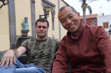 El lama tibetano con Alexis Rodríguez, momentos antes de ser entrevistado por TA en San Juan (Foto TA)